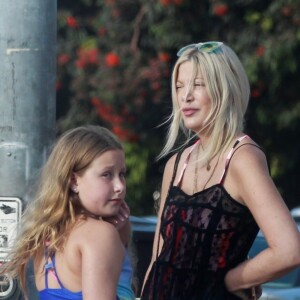 Exclusif - Tori Spelling est allée faire du shopping avec ses filles Hattie et Stella à Los Angeles.  Le 2 septembre 2018