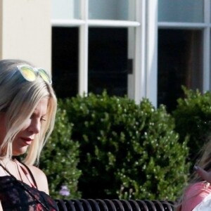 Exclusif - Tori Spelling est allée faire du shopping avec ses filles Hattie et Stella à Los Angeles.  Le 2 septembre 2018