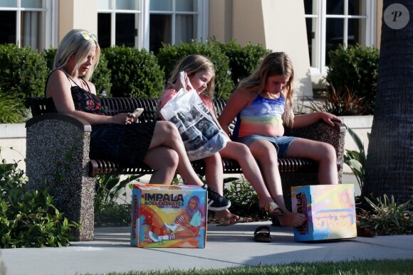 Exclusif - Tori Spelling est allée faire du shopping avec ses filles Hattie et Stella à Los Angeles.  Le 2 septembre 2018