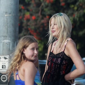 Exclusif - Tori Spelling est allée faire du shopping avec ses filles Hattie et Stella à Los Angeles.  Le 2 septembre 2018