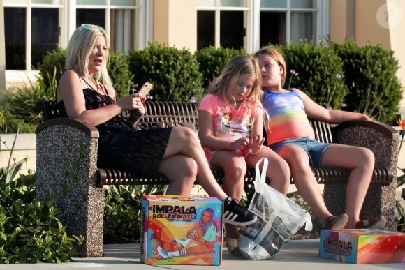 Exclusif - Tori Spelling est allée faire du shopping avec ses filles Hattie et Stella à Los Angeles.  Le 2 septembre 2018