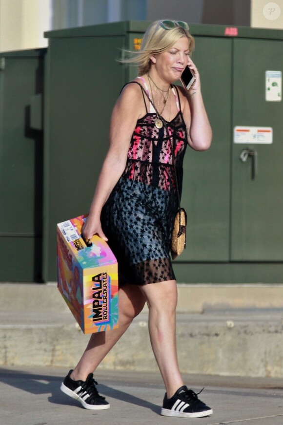 Exclusif - Tori Spelling est allée faire du shopping avec ses filles Hattie et Stella à Los Angeles.  Le 2 septembre 2018
