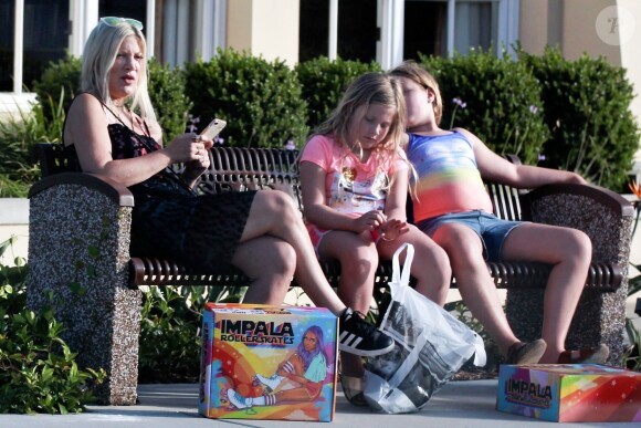 Exclusif - Tori Spelling est allée faire du shopping avec ses filles Hattie et Stella à Los Angeles.  Le 2 septembre 2018