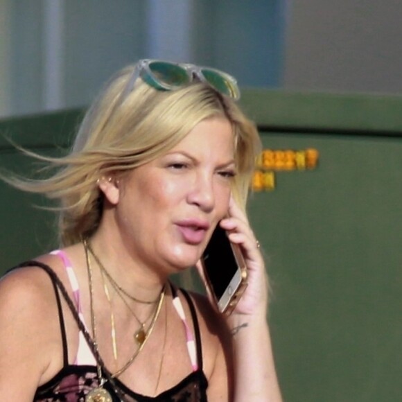 Exclusif - Tori Spelling est allée faire du shopping avec ses filles Hattie et Stella à Los Angeles.  Le 2 septembre 2018