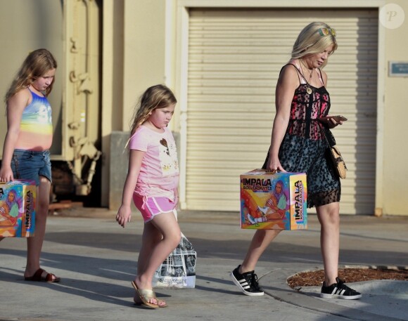 Exclusif - Tori Spelling est allée faire du shopping avec ses filles Hattie et Stella à Los Angeles.  Le 2 septembre 2018