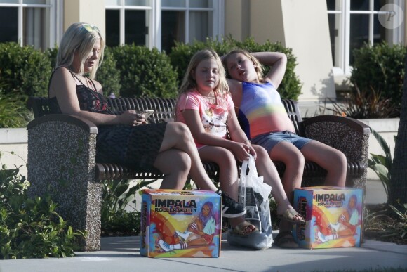 Exclusif - Tori Spelling est allée faire du shopping avec ses filles Hattie et Stella à Los Angeles.  Le 2 septembre 2018