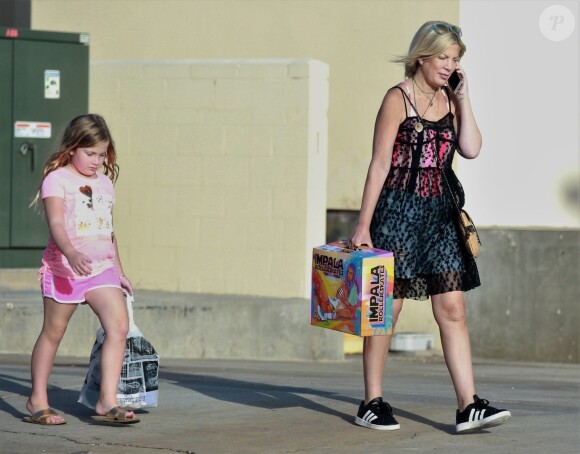 Exclusif - Tori Spelling est allée faire du shopping avec ses filles Hattie et Stella à Los Angeles.  Le 2 septembre 2018