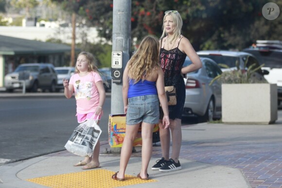Exclusif - Tori Spelling est allée faire du shopping avec ses filles Hattie et Stella à Los Angeles.  Le 2 septembre 2018