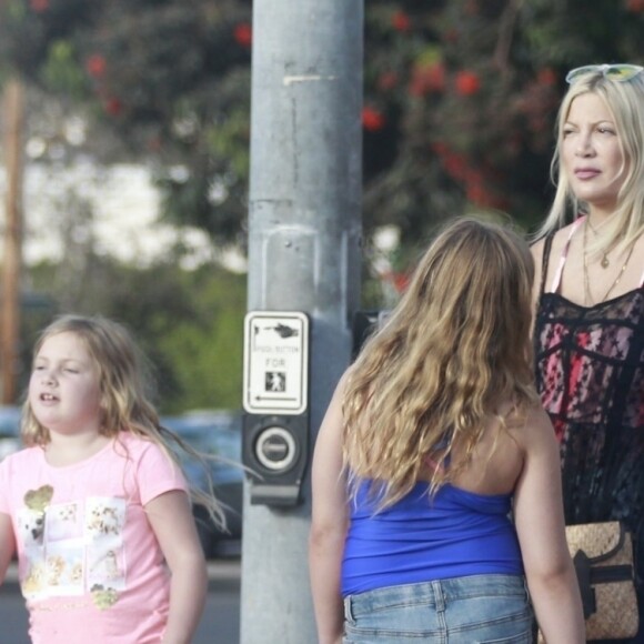 Exclusif - Tori Spelling est allée faire du shopping avec ses filles Hattie et Stella à Los Angeles.  Le 2 septembre 2018