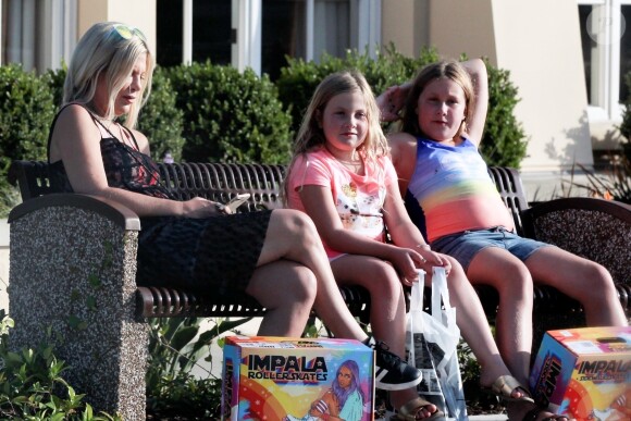 Exclusif - Tori Spelling est allée faire du shopping avec ses filles Hattie et Stella à Los Angeles.  Le 2 septembre 2018