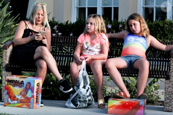 Exclusif - Tori Spelling est allée faire du shopping avec ses filles Hattie et Stella à Los Angeles.  Le 2 septembre 2018