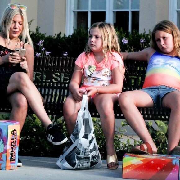 Exclusif - Tori Spelling est allée faire du shopping avec ses filles Hattie et Stella à Los Angeles.  Le 2 septembre 2018