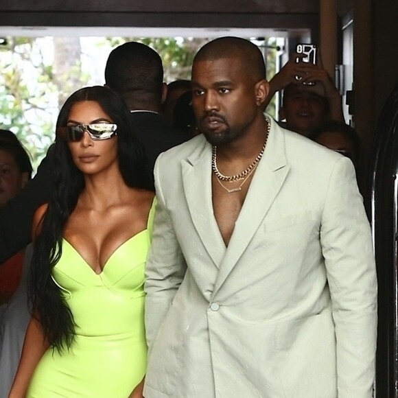 Kim Kardashian et son mari Kanye West arrivent à un mariage privé qui a lieu dans la maison de Versace à Miami le 18 août 2018.