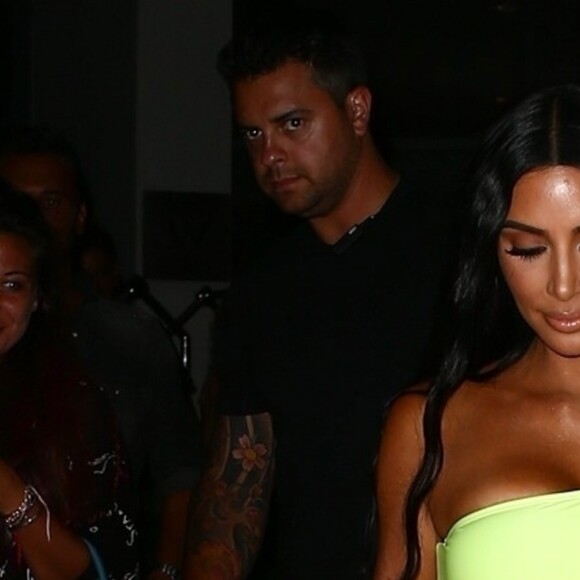 Kim Kardashian vêtue d'une tenue fluorescente profite de la nuit avec ses amis Jonathan Cheban et Larsa Pippen à Miami le 17 août 2018.