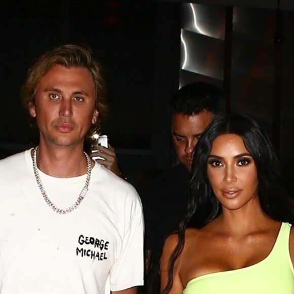 Kim Kardashian vêtue d'une tenue fluorescente profite de la nuit avec ses amis Jonathan Cheban et Larsa Pippen à Miami le 17 août 2018.