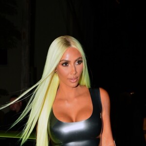Kim Kardashian porte une perruque vert fluo assortie à sa Lamborghini alors qu'elle se rend dans un restaurant à Miami, le 16 août 2018.