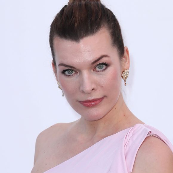 Milla Jovovich - Photocall de la soirée "amfAR Gala Cannes 2018" à l'Eden Roc au Cap d'Antibes, le 17 mai 2018. © Jacovides/Borde/Moreau/Bestimage