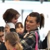 Milla Jovovich arrive avec ses deux enfants Ever et Dashiel à l' aéroport de Los Angeles - Le 17 Mars 2018