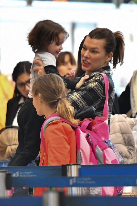 Milla Jovovich arrive avec ses deux enfants Ever et Dashiel à l' aéroport de Los Angeles - Le 17 Mars 2018