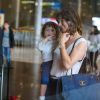 Semi-Exclusif - Milla Jovovich avec son mari Paul W. S. Anderson et leurs filles Dashiel Edan et Ever Gabo, arrivent à l'aéroport de Paris-Charles-de-Gaulle, le 1er juillet 2017