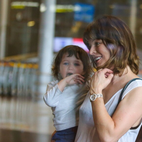 Semi-Exclusif - Milla Jovovich avec son mari Paul W. S. Anderson et leurs filles Dashiel Edan et Ever Gabo, arrivent à l'aéroport de Paris-Charles-de-Gaulle, le 1er juillet 2017