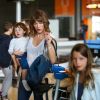 Semi-Exclusif - Milla Jovovich avec son mari Paul W. S. Anderson et leurs filles Dashiel Edan et Ever Gabo, arrivent à l'aéroport de Paris-Charles-de-Gaulle, le 1er juillet 2017.