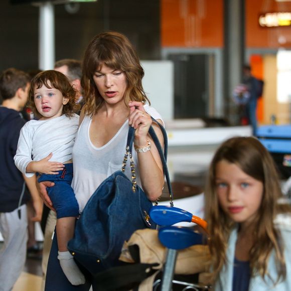 Semi-Exclusif - Milla Jovovich avec son mari Paul W. S. Anderson et leurs filles Dashiel Edan et Ever Gabo, arrivent à l'aéroport de Paris-Charles-de-Gaulle, le 1er juillet 2017.