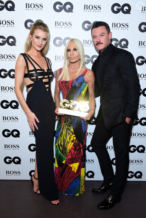 Donatella Versace entre Rosie Huntington-Whiteley et Luke Evans à la soirée "2018 GQ Men of the Year Awards" à la Tate Modern à Londres, le 5 septembre 2018.