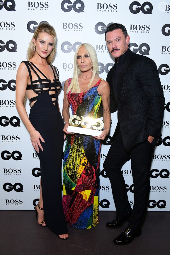 Donatella Versace entre Rosie Huntington-Whiteley et Luke Evans à la soirée "2018 GQ Men of the Year Awards" à la Tate Modern à Londres, le 5 septembre 2018.