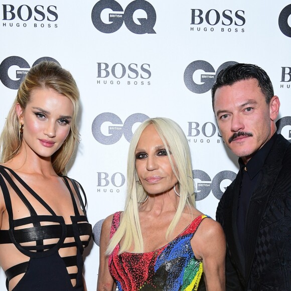 Donatella Versace entre Rosie Huntington-Whiteley et Luke Evans à la soirée "2018 GQ Men of the Year Awards" à la Tate Modern à Londres, le 5 septembre 2018.