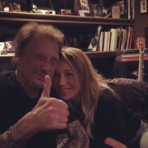 Laeticia Hallyday avait partagé cette photo de Johnny Hallyday et Laura Smet en octobre 2017. Une photo prise dans le bureau du rockeur à Marnes la coquette alors qu'il faisait écouter une partie de son dernier disque enregistré avant sa mort...