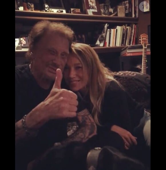 Laeticia Hallyday avait partagé cette photo de Johnny Hallyday et Laura Smet en octobre 2017. Une photo prise dans le bureau du rockeur à Marnes la coquette alors qu'il faisait écouter une partie de son dernier disque enregistré avant sa mort...