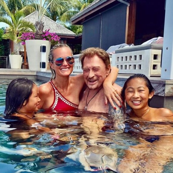 Johnny Hallyday en vacances à Saint-Barthélemy avec sa femme Laeticia et leurs deux filles Jade et Joy, 23 août 2017.