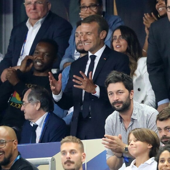 Steve Mandanda, Hugo Lloris, sa femme Marine, Noël Le Graët, président de la FFF, le président de la République Emmanuel Macron et Matt Pokora (M. Pokora) dans les tribunes lors de la Ligue des nations opposant la France aux Pays-Bas, au Stade de France, à Saint-Denis, Seine Saint-Denis, France, le 9 septembre 2018. La France a gagné 2-1. © Cyril Moreau/Bestimage