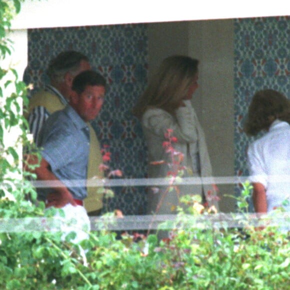 Le prince Charles lors de vacances chez Oliver Hoare et la baronne de Waldner en septembre 1995 au Barroux dans le Vaucluse.