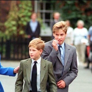 Lady Diana et le prince Charles avec le prince Harry et le prince William à la sortie de l'Eton College en novembre 1995.