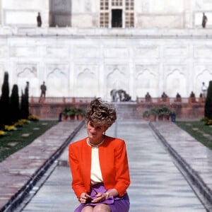 La princesse Diana posant devant le Taj Mahal en Inde le 13 février 1992.