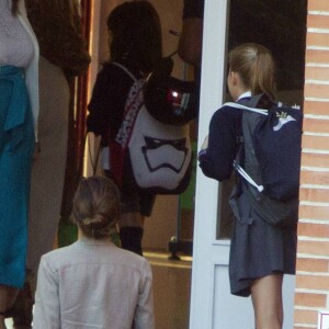 Le roi Felipe VI et la reine Letizia d'Espagne ont accompagné le 11 septembre 2018 leurs filles la princesse Leonor des Asturies et l'infante Sofia pour leur rentrée des classes à l'école Santa Maria de Los Rosales.