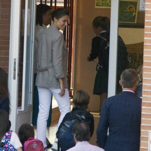 Le roi Felipe VI et la reine Letizia d'Espagne ont accompagné le 11 septembre 2018 leurs filles la princesse Leonor des Asturies et l'infante Sofia pour leur rentrée des classes à l'école Santa Maria de Los Rosales.