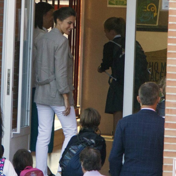 Le roi Felipe VI et la reine Letizia d'Espagne ont accompagné le 11 septembre 2018 leurs filles la princesse Leonor des Asturies et l'infante Sofia pour leur rentrée des classes à l'école Santa Maria de Los Rosales.