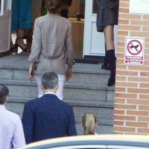 Le roi Felipe VI et la reine Letizia d'Espagne ont accompagné le 11 septembre 2018 leurs filles la princesse Leonor des Asturies et l'infante Sofia pour leur rentrée des classes à l'école Santa Maria de Los Rosales.