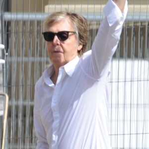 Exclusif - Paul McCartney arrive au LIPA (Liverpool Institute for Performing Arts) à Liverpool pour participer à un Question & Réponse sur Facebook Live le 25 juillet 2018.  Exclusive - For Germany please call for price Liverpool, UNITED KINGDOM - Paul McCartney arrives at LIPA in Liverpool for Facebook LIVE Q&A25/07/2018 - Liverpool