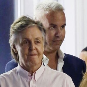 Exclusif - Sir Paul McCartney et sa femme Nancy Shevell font une promenade nocturne avec des amis dans les ruelles de Mykonos, Grèce, le 22 juin 2018.  Exclusive - For Germany Call For Price - Sir Paul McCartney and his wife Nancy Shevell took a late night stroll at Mykonos alleys along with friends. Paul looked smart wearing a light pink short sleeved shirt with black trousers and sandals while Nancy wore a long white lace dress.22/06/2018 - Mykonos