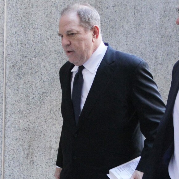 Harvey Weinstein quitte le tribunal avec son avocat à New York le 9 juillet 2018