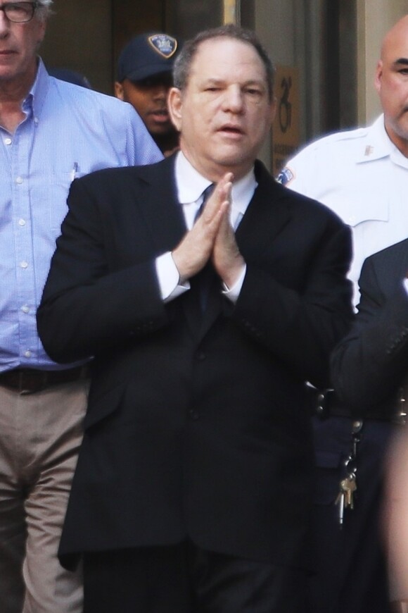 Harvey Weinstein quitte le tribunal avec son avocat à New York le 9 juillet 2018