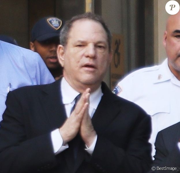 Harvey Weinstein quitte le tribunal avec son avocat à New York le 9 juillet 2018