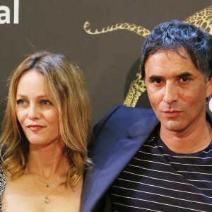 Vanessa Paradis et son compagnon Samuel Benchetrit (costume Dior et chaussures Nike) posent ensemble lors de la première du film "Chien" au 70 ème festival du film de "Locarno" le 7 août 2017