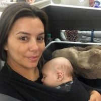 Eva Longoria : Premier long voyage avec Santiago, assoupi dans ses bras