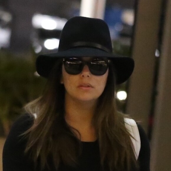 Exclusif - Eva Longoria arrive à l'aéroport de Los Angeles avec son bébé Santiago le 13 septembre 2018.
