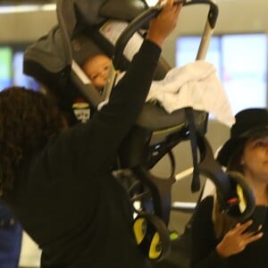 Exclusif - Eva Longoria arrive à l'aéroport de Los Angeles avec son bébé Santiago le 13 septembre 2018.